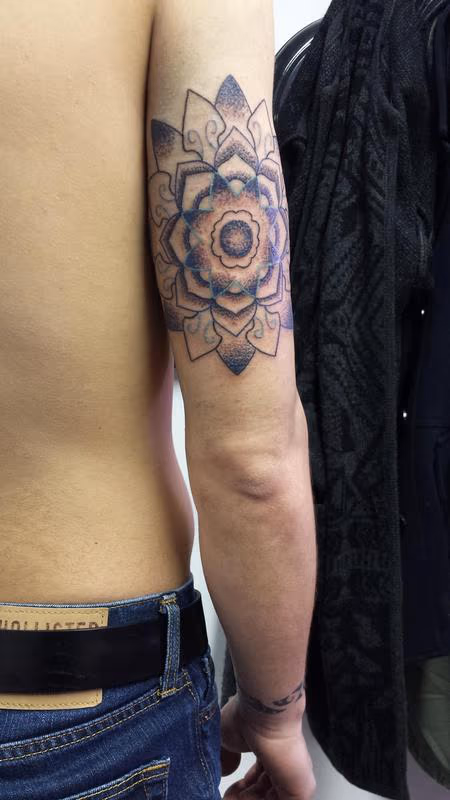 Mandala a color y dotwork
