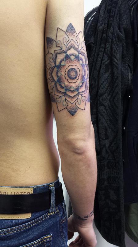 Mandala a color y dotwork