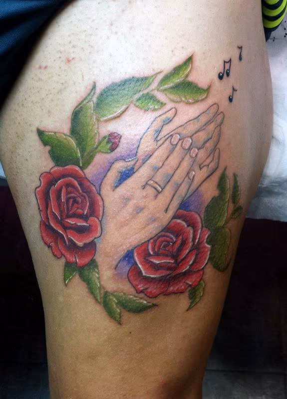 Manos de flamenca y rosas a color