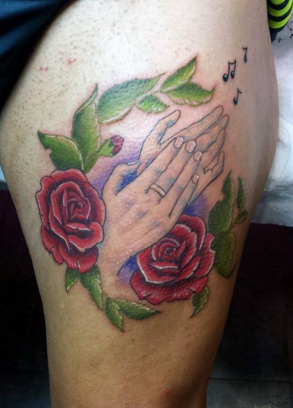 Manos de flamenca y rosas a color