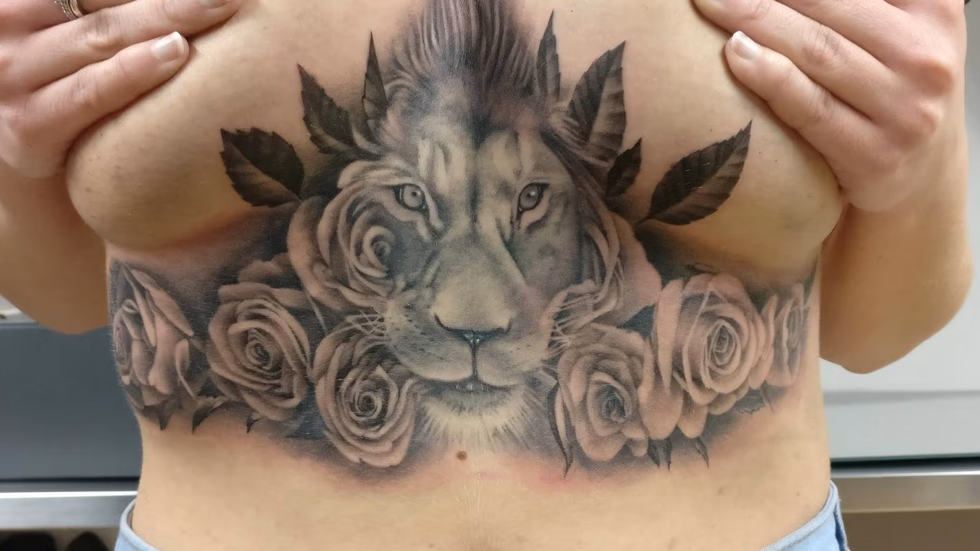 Lion with roses sternum