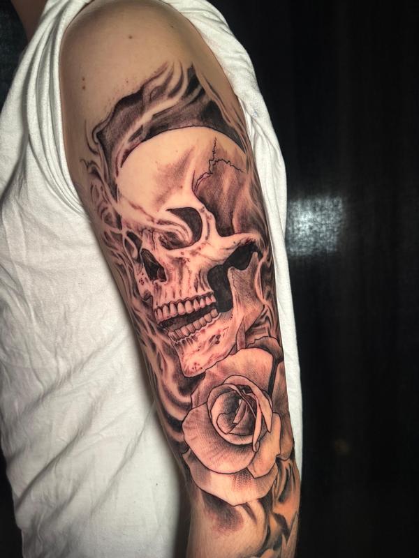 Skull and Rose Tattoo by @steviemonietattoos