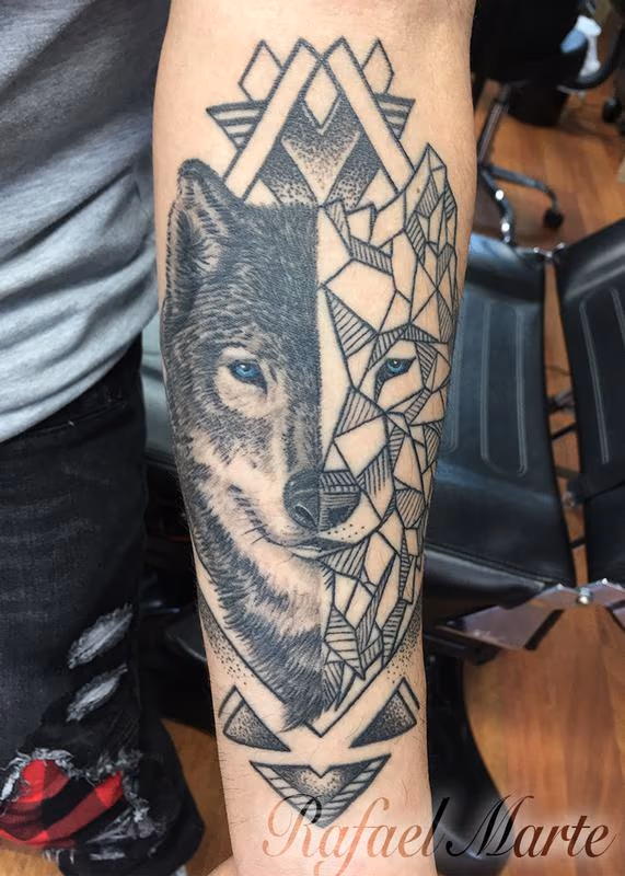 Half realistic and geometric Wolf