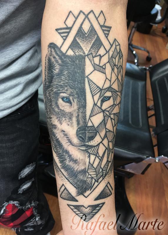Half realistic and geometric Wolf