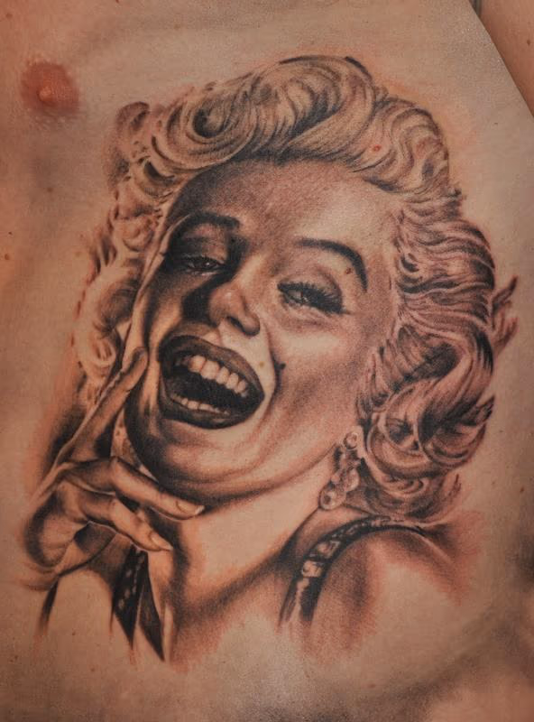 marilyn monroe realistic portrait in black and grey
