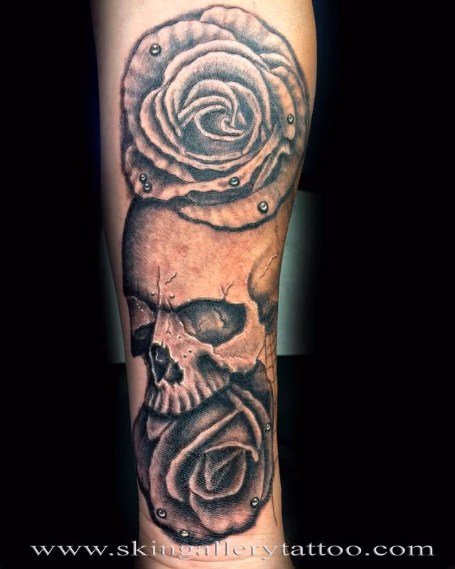 Black and Gray Skull and Roses