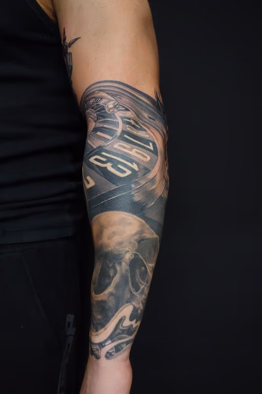 in progress sleeve black/grey skull guns women