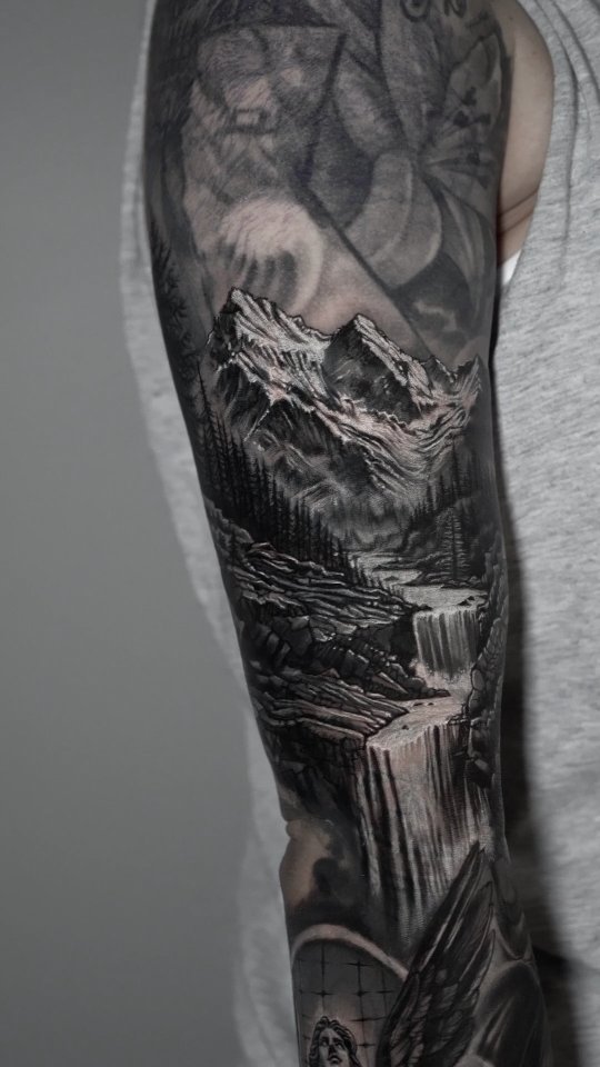 Black-and-grey mountain landscape full sleeve