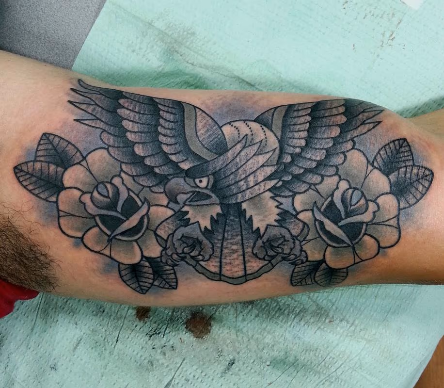 TRADITIONAL EAGLE AND ROSES