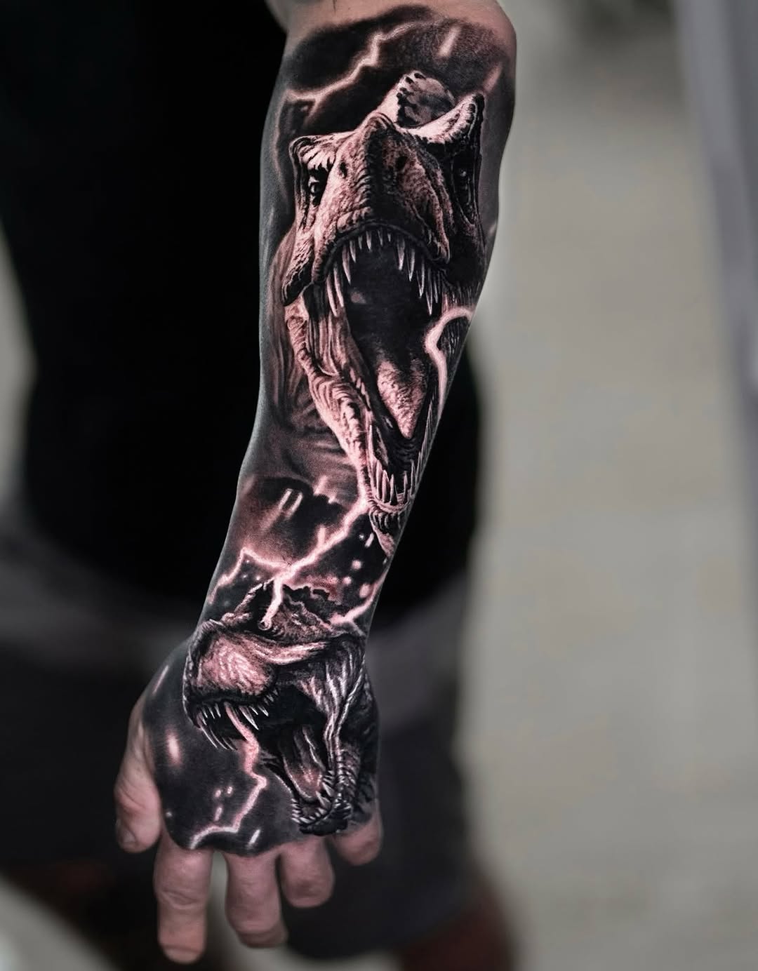 Insane 🦖 arm to hand piece by @michaelperryart