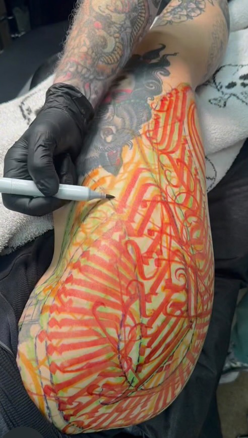 Some more process of this big thigh piece for Alyssa @theravenandthewolves #bishoprotary #blackclaw #eclipsetattooink #i