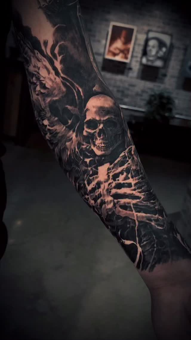 Skull and skeleton arm sleeve in black-and-grey