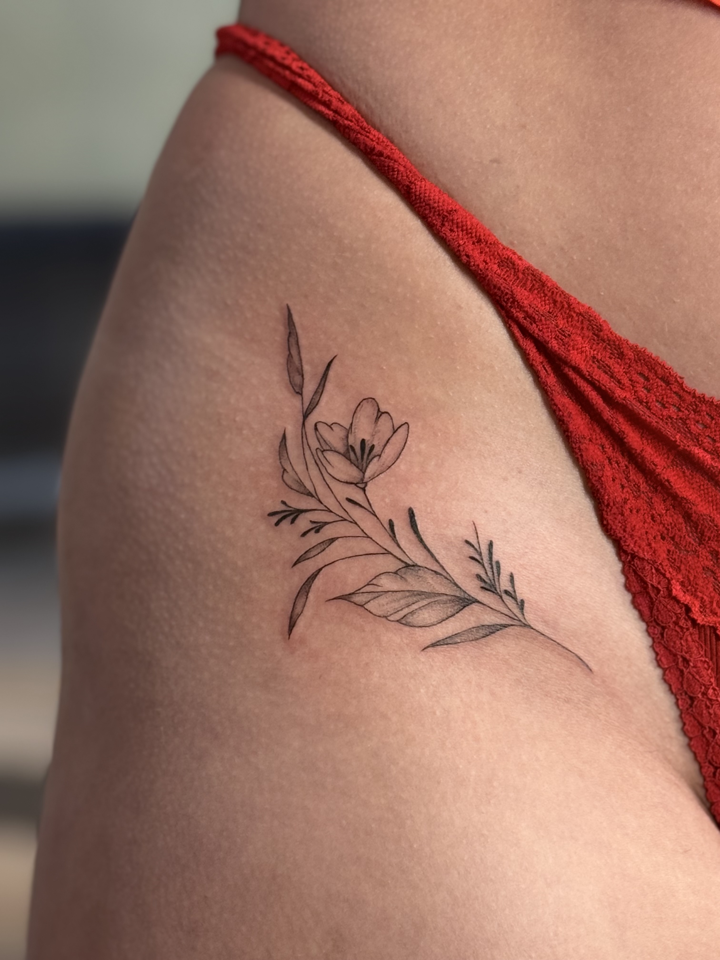 Fineline Floral Hip Ornament